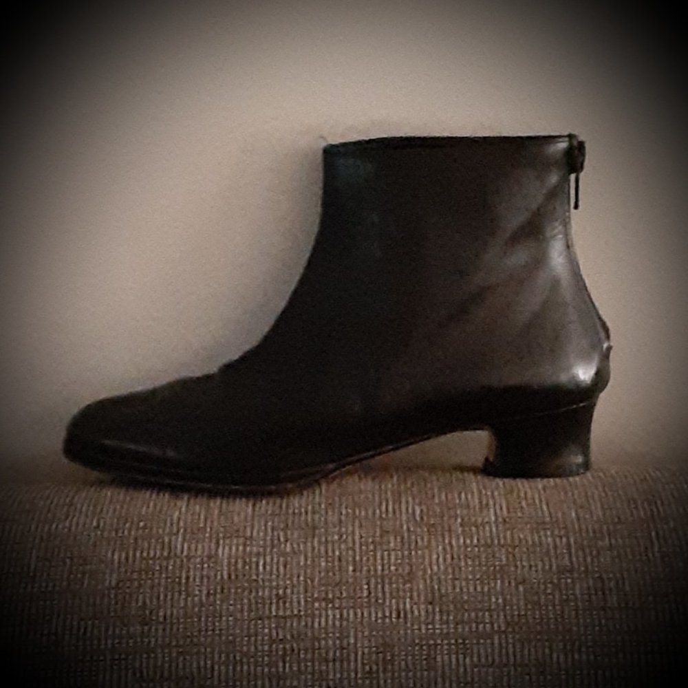 Vintage profile leather ankle boots